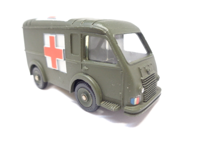 DINKY TOYS 820 AMBULANCE MILITARE RENAULT-CARRIER Dinky Renault army for ambulance ( box attaching ) postage extra 