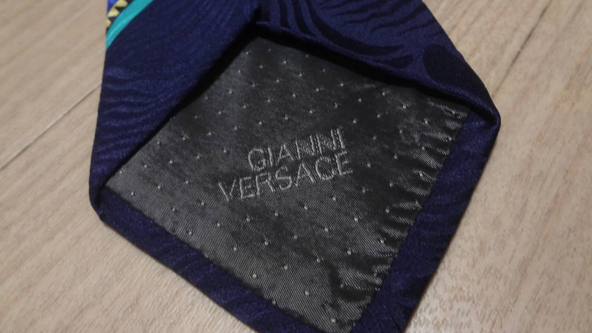 送料無料★超美品★イタリア製GIANNI VERSACE☆ジャンニ・ヴェルサーチ★総柄ネクタイ/ロイヤルブルー系★シルク★スーツ結婚式_画像6