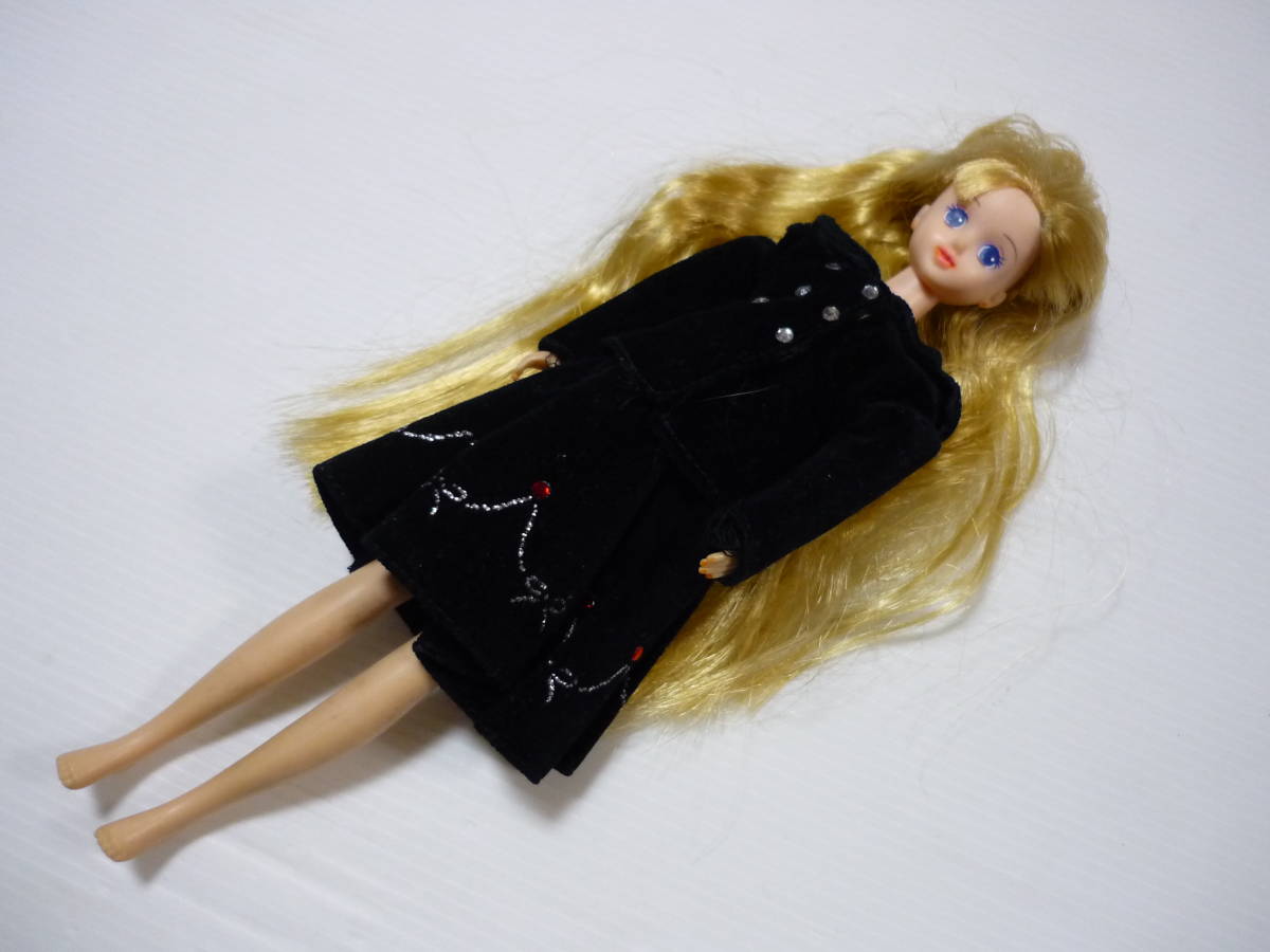 [L管02]人形 リカちゃん 衣装 黒色 タカラトミー フィギュア ドール リカちゃん人形_画像1