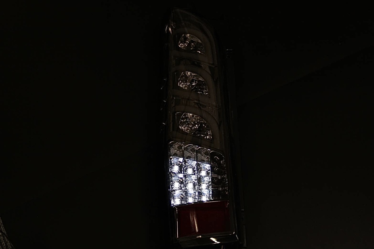 ☆★ ハイエース 200系 テールランプ スモーク 流れる 流星ウインカー シーケンシャル LED ベンツ風 リーフ型 ★☆の画像5