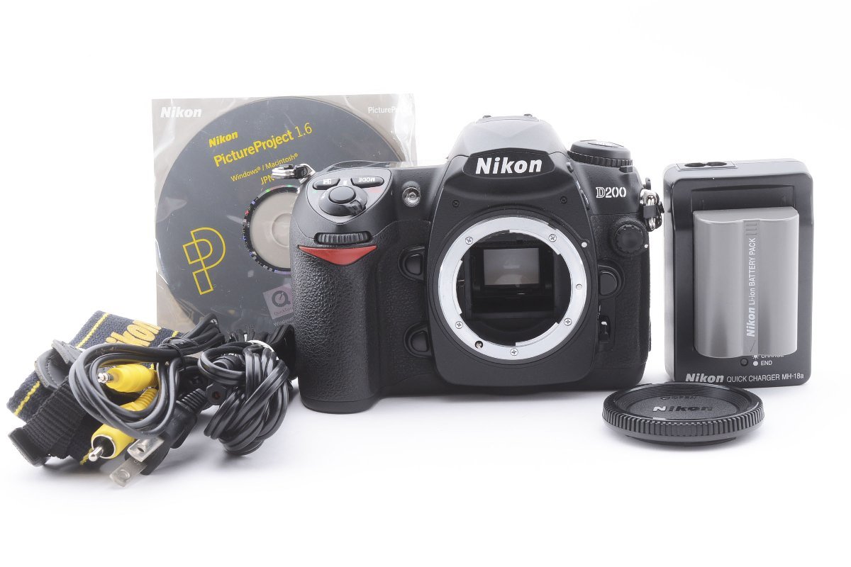 トップ シャッター数1600回のみ Nikon ボディ D200 デジタル一眼レフ