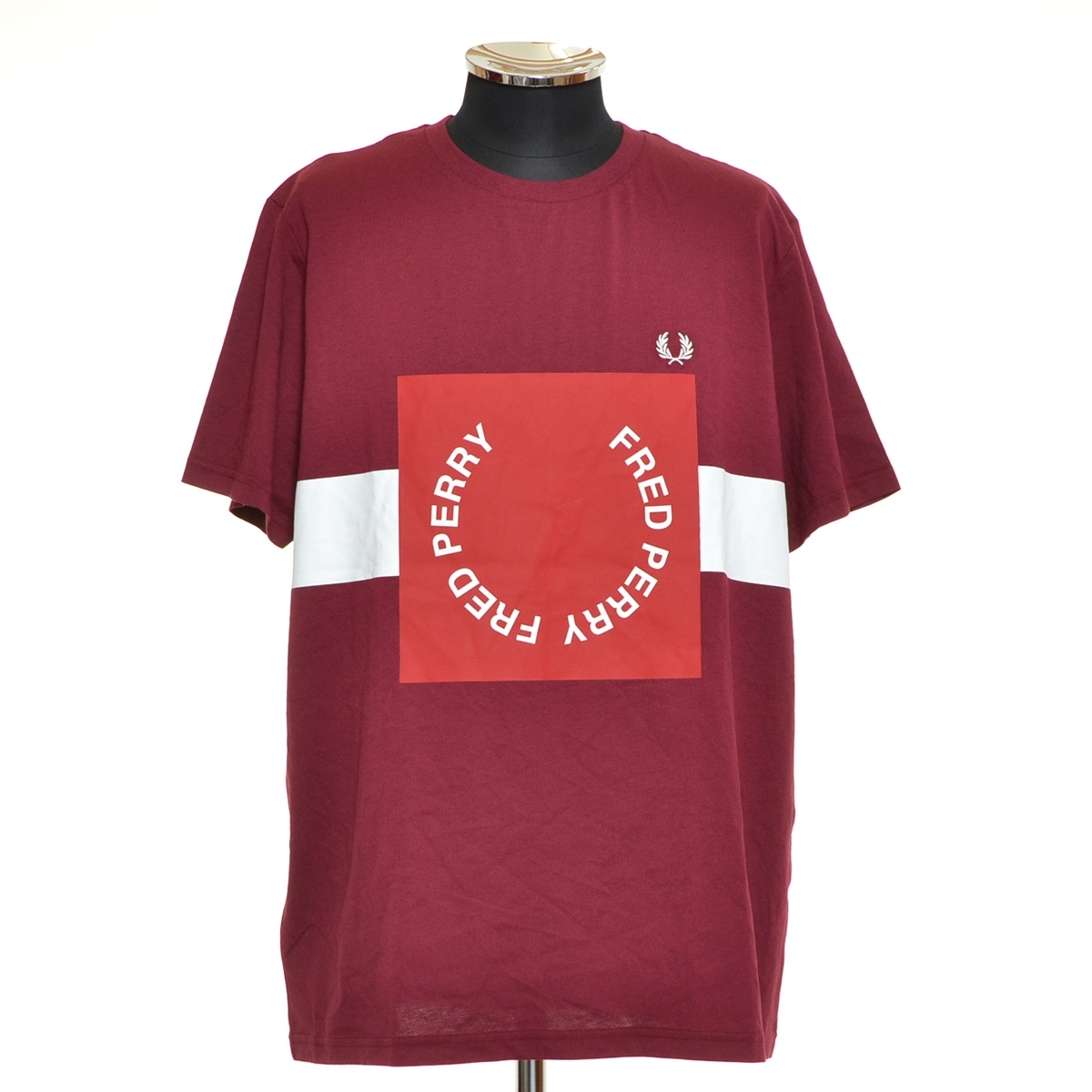 ●485673 未使用品 FRED PERRY フレッドペリー ●Tシャツ 半袖 BOLD GRAPHIC T-SHIRT M8521 サイズL（国内XL相当） メンズ ボルドー_画像1