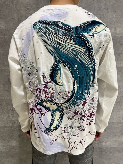 絡繰魂　からくりたましい　粋　白　L　桜舞う座頭鯨　長袖Ｔシャツ　刺繍　和柄　ザトウクジラ　抜染