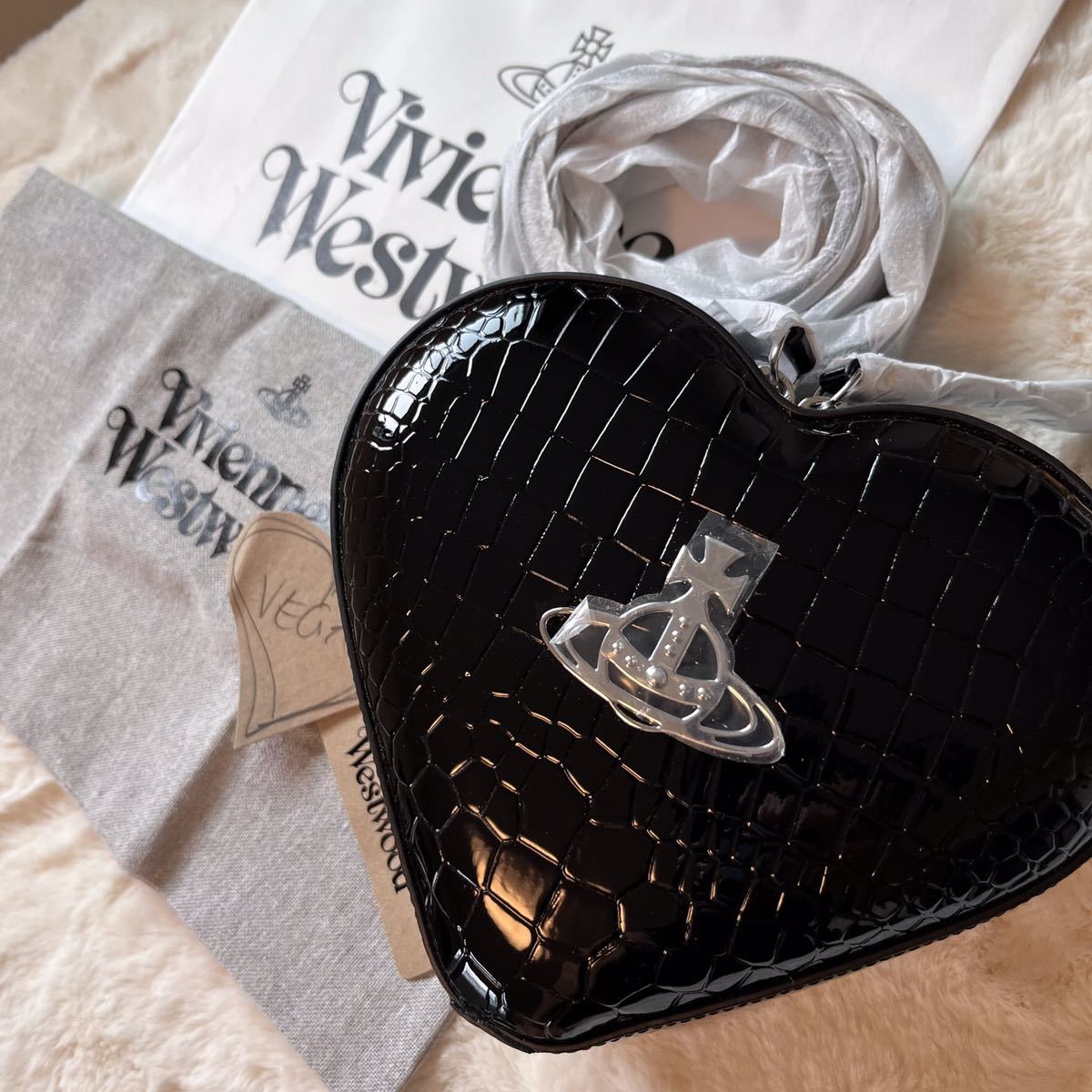 新品タグ付◇ Vivienne Westwood ELLA Heart エラ ハート型 クロスボディバッグ 保存袋、ショップ袋付き イタリア買付 ヴィヴィアン