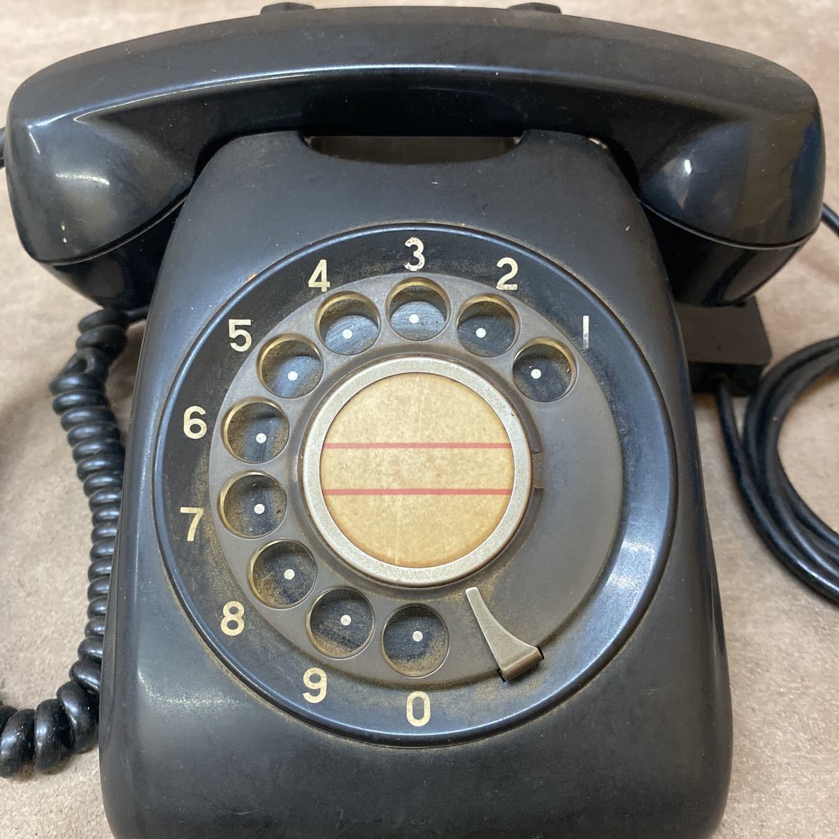 昭和レトロ 黒電話 600-A2 TMG-K 76 ジャンク品 電話機 オブジェ 昔の暮らし インテリア 雑貨 古い ダイヤル式_画像2