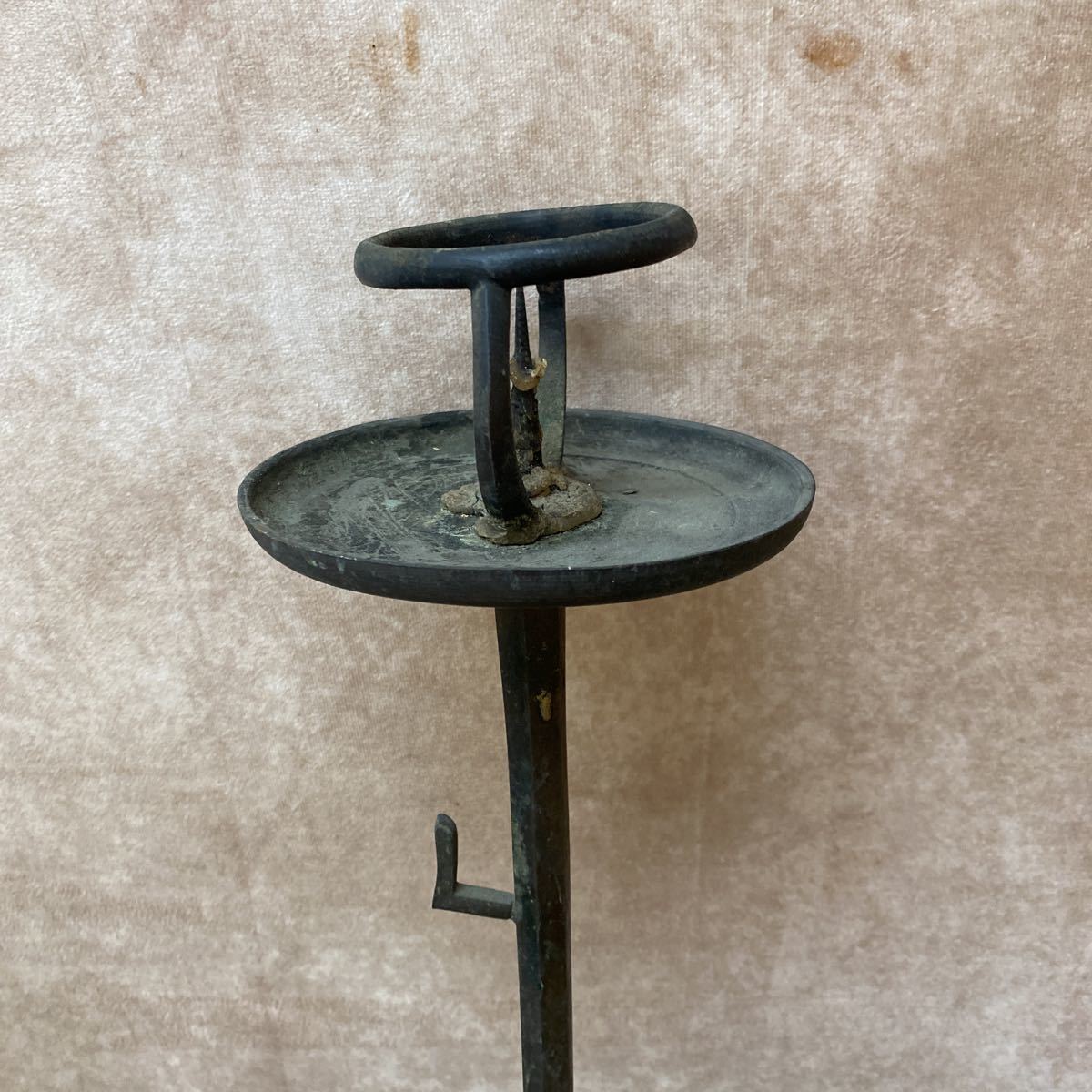 古道具 燭台 金属製 真鍮製 古い燭台 高さ約80cm インテリア 蝋燭立て ろうそく立て オブジェ 古民家 ジャンク品 直接引き取り可 奈良発の画像3