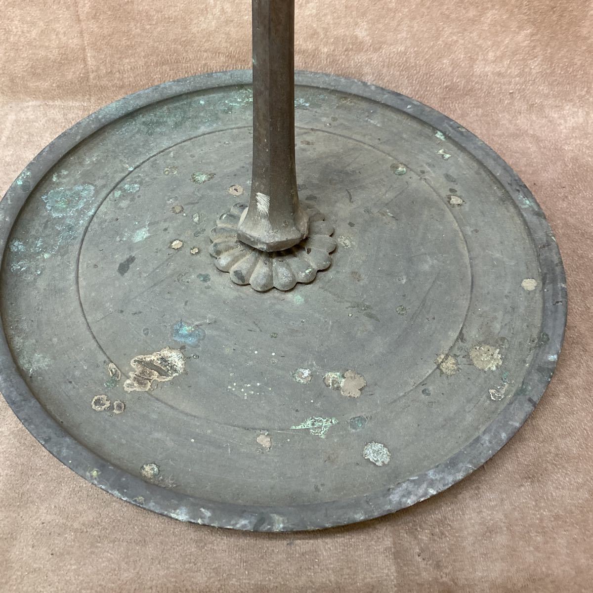 古道具 燭台 金属製 真鍮製 古い燭台 高さ約80cm インテリア 蝋燭立て ろうそく立て オブジェ 古民家 ジャンク品 直接引き取り可 奈良発の画像2