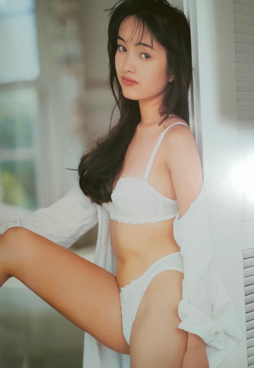 千葉麗子写真集 THROUGT IT 撮影/宮澤正明 平成6年 カバー帯付 千葉麗子写真集 THROUGT IT 撮影/宮澤正明 平成6年 カバー帯付
