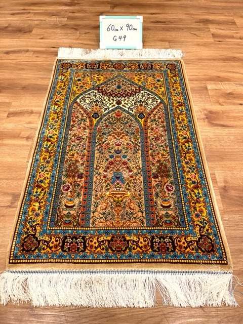 ペルシャ絨毯・最高級ハンド&マシン織り・ 世界最高密度150万ノット ・豪奢なクムデザイン 60cm×90cm g49