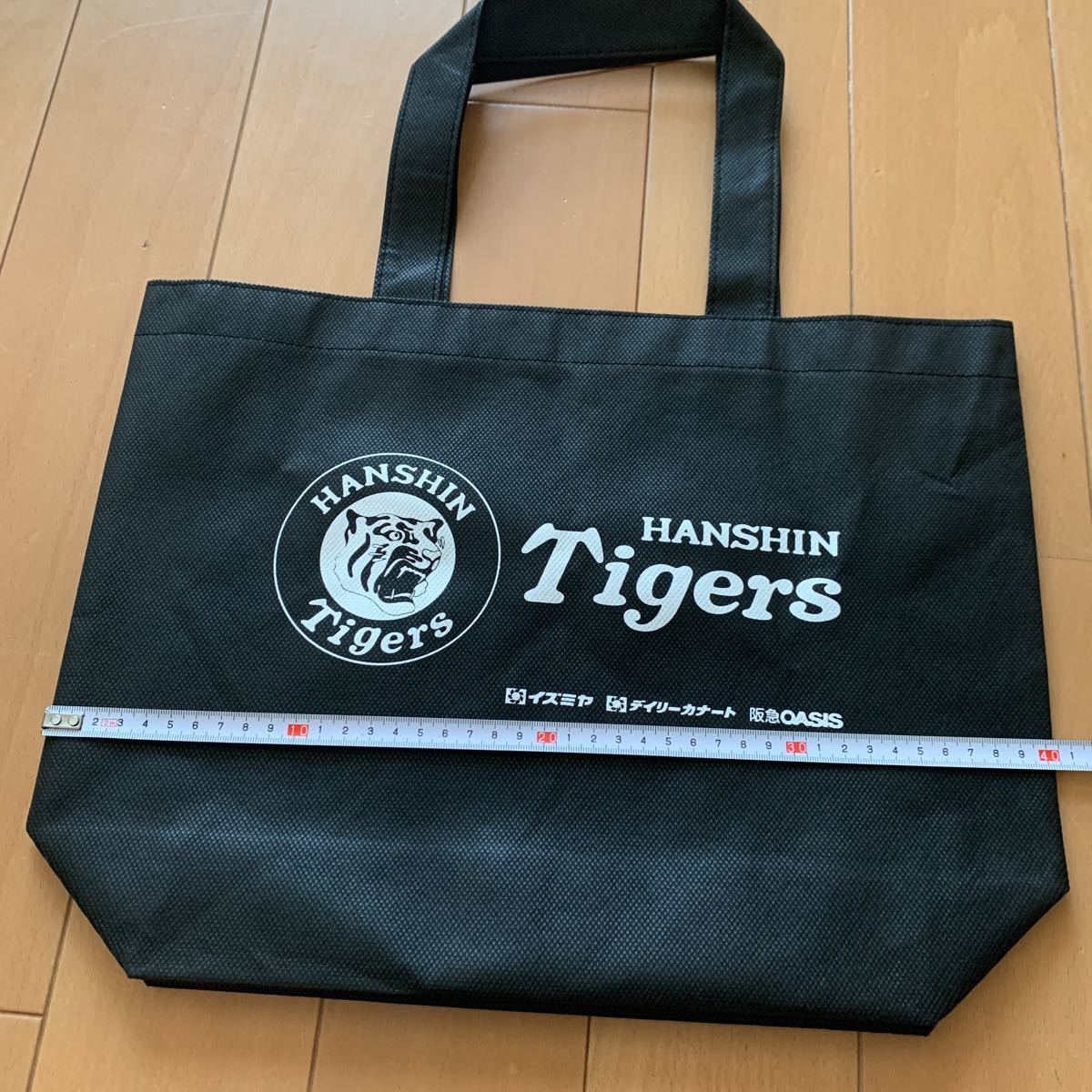 阪神タイガース エコバッグ 不織布 ロゴ ブラック リーグ優勝おめでとう 2023 Tigers トートバッグ｜PayPayフリマ