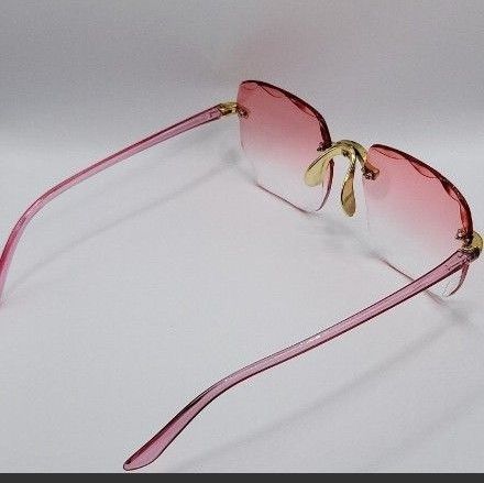 【新品】新品　サングラス ピンク色　レディース UVカット 高級サングラス　春コーデ　紫外線　匿名配送
