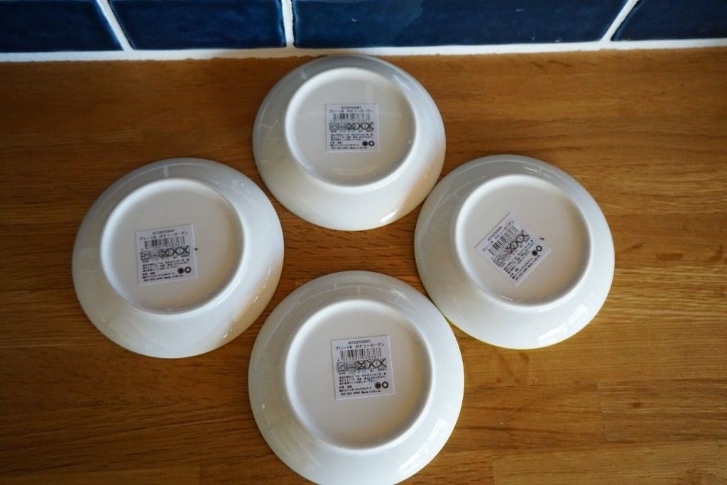 【新品未使用】白　ポタリー風食器4枚セット  平皿  取り皿  花柄  北欧風食器　ポーランド風食器