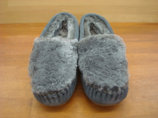 新品19日本限定EMU(エミュ)シープスキンモカシン(スリッポン) Cairns Reverse Frost Fur 23cm Charcoal