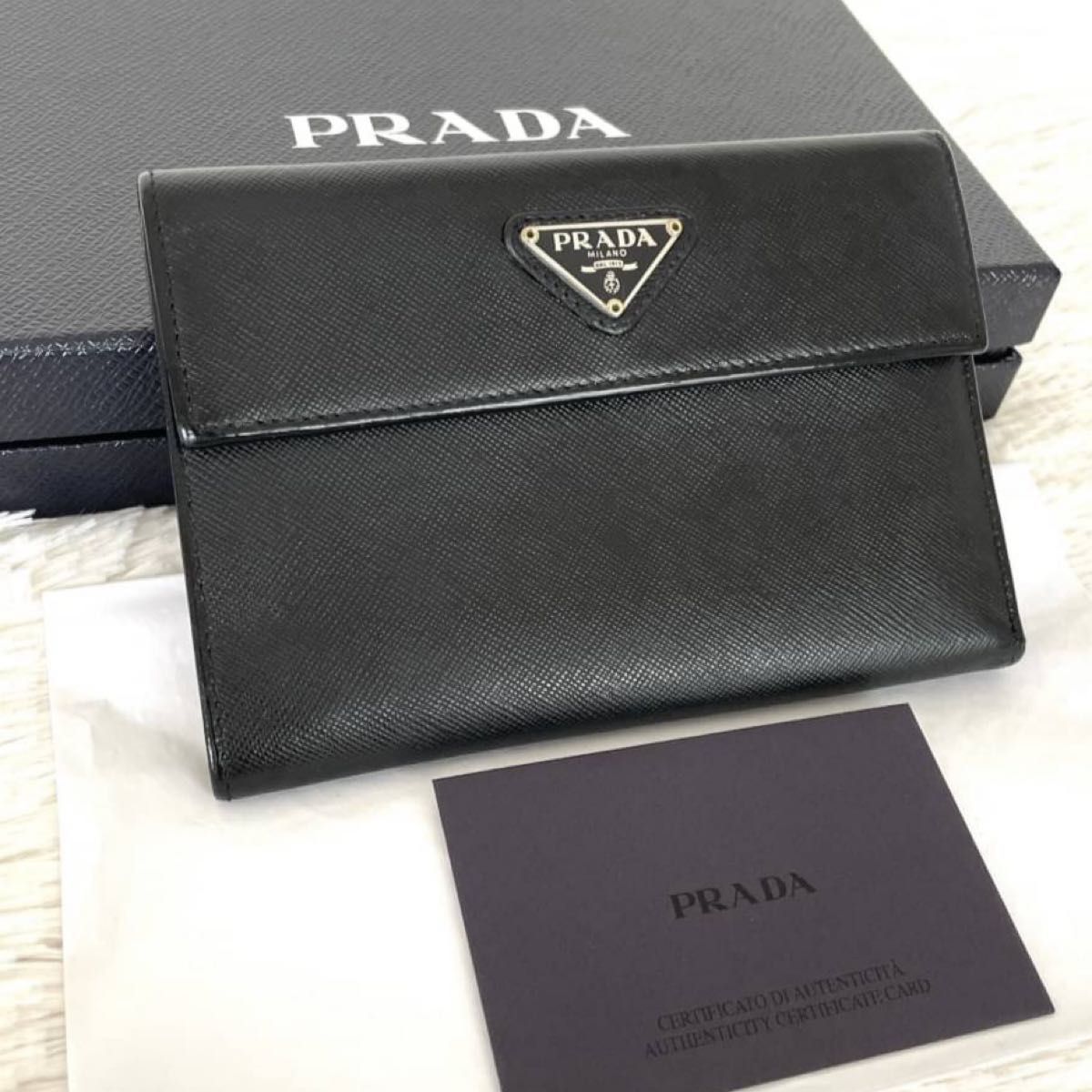 美品★プラダ PRADA 三つ折り財布 サフィアーノレザー 折り財布 三角プレート ロゴ ブラック 黒 SAFFIANO