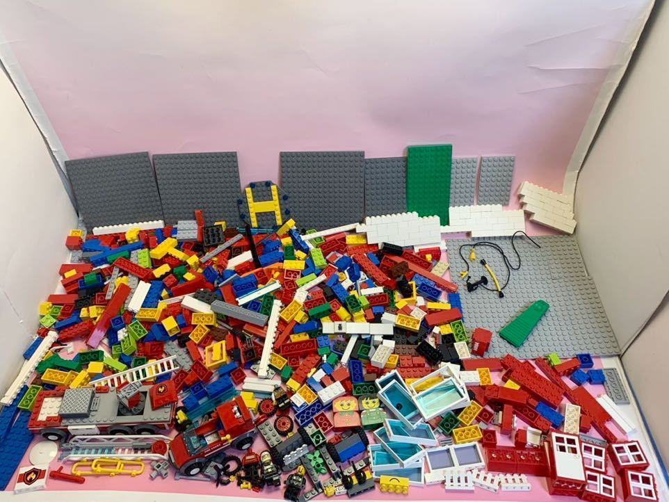 LEGO レゴ 赤いバケツ＆レゴシティ 街シリーズ ファイヤーステーション 消防車＆はしご車set バケツ山盛り1,8kg以上セット 100サイズ発送の画像1