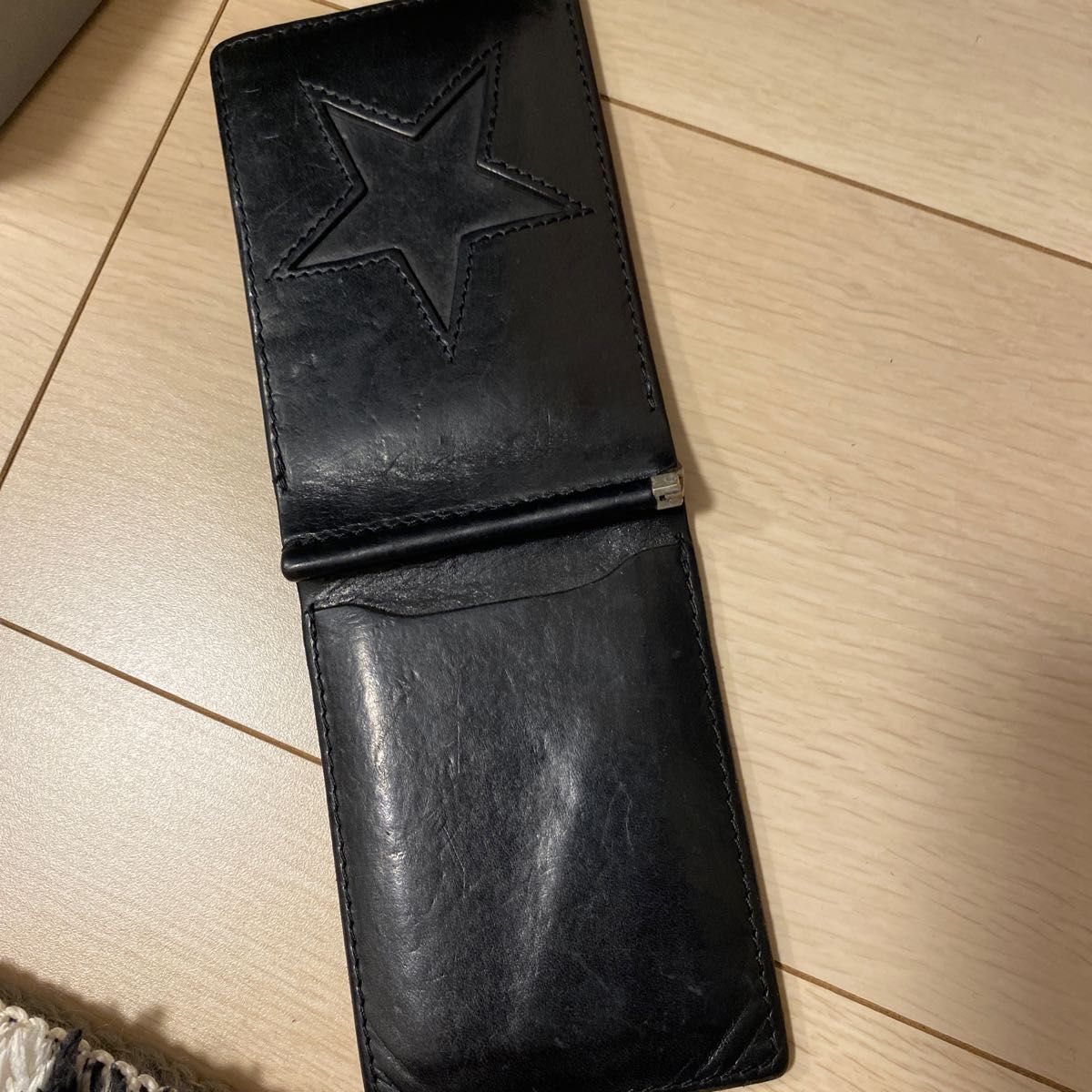 Ｍ　本革型押しスター二つ折り財布　マネークリップ　　東京下町発祥ブランド　現在手に入らない商品になります。中古品