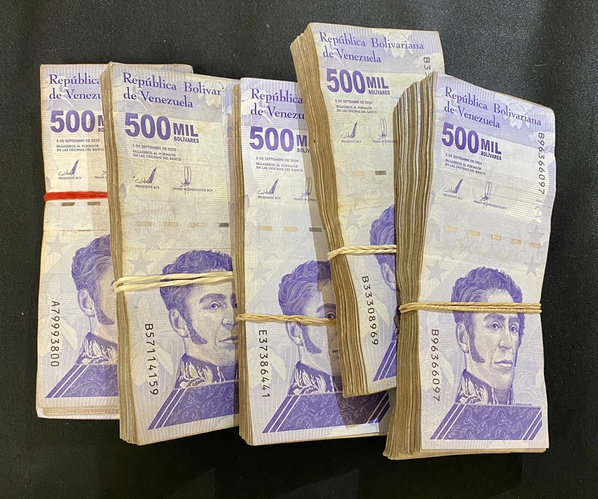 ベネズエラ 50万ボリバル紙幣 100枚パック x5-