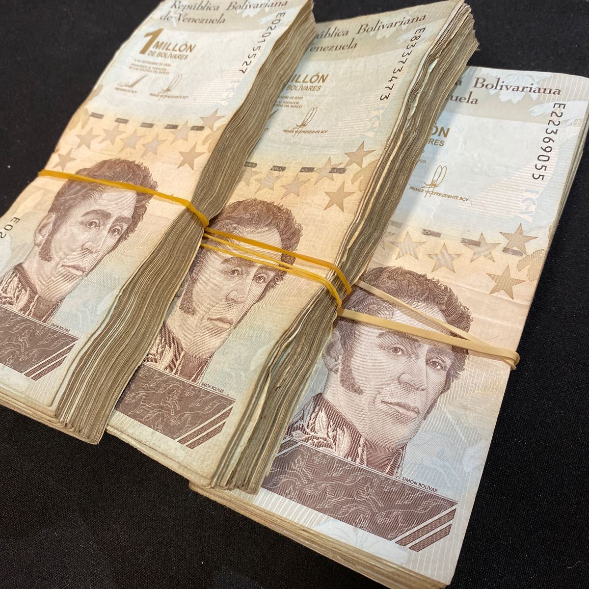 ベネズエラボリバル100万紙幣 100枚 x3セット|PayPayフリマ
