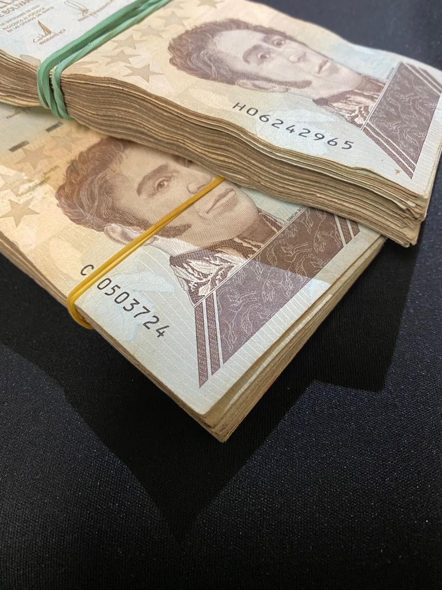 ベネズエラボリバル100万紙幣 100枚パックx2-