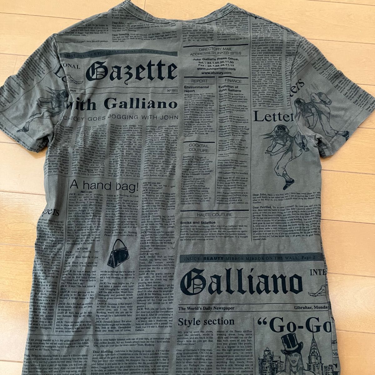 【送料無料】John Gallianoジョンガリアーノ ニュースペーパー柄 VネックTシャツUSAのXS カーキ 古着