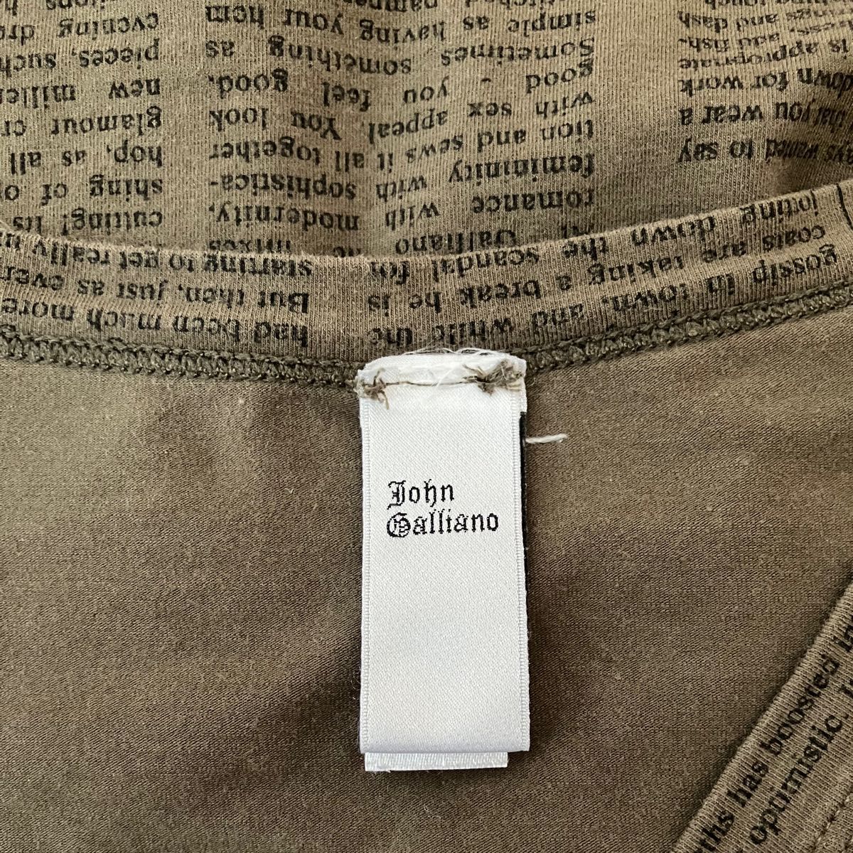 【送料無料】John Gallianoジョンガリアーノ ニュースペーパー柄 VネックTシャツUSAのXS カーキ 古着