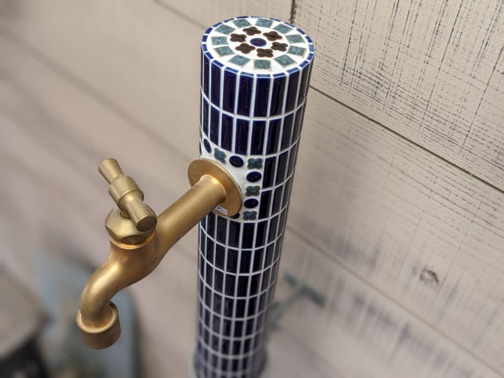 作善堂オリジナル　タイル水栓柱　1370ｍｍ　1000ｍｍ長さお選びください　瑠璃色　外構工事　立水栓　水栓柱　デザインＺ