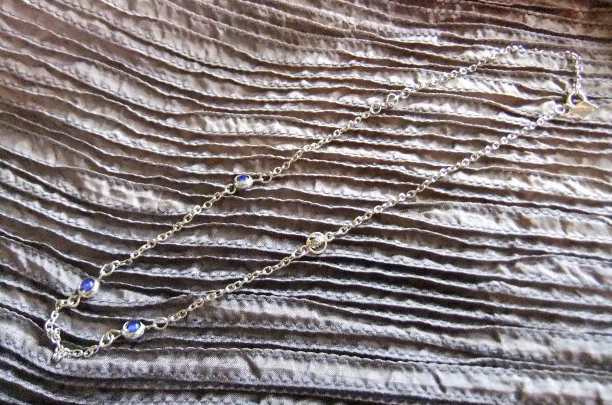  Sara ko Bentley : silver color, blue beads. necklace 