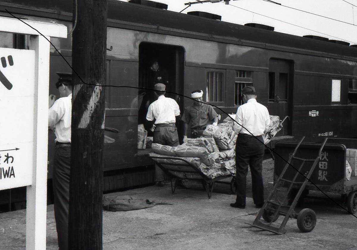 国鉄時代　雑客　旧客　旧型客車（オロハネ10 スエ78など）　荷物列車 8枚　データをメール添付で。_昭和40年頃 奥羽本線、川部駅。