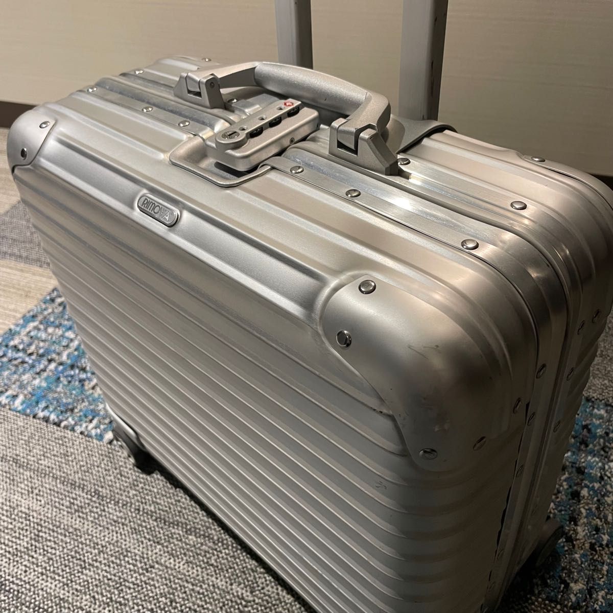 リモワRIMOWA ビジネストローリー4輪|Yahoo!フリマ(旧PayPay リモワRIMOWA ビジネストローリー4輪|Yahoo!フリマ(旧PayPay