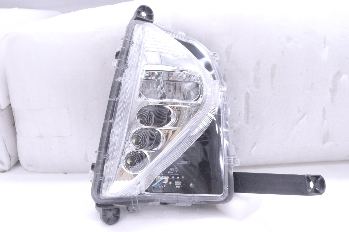 39-1846★美品★前期 LED ZVW50 プリウス★右フォグランプ KOITO 47-83 ASSY 純正★トヨタ (UK)_画像1