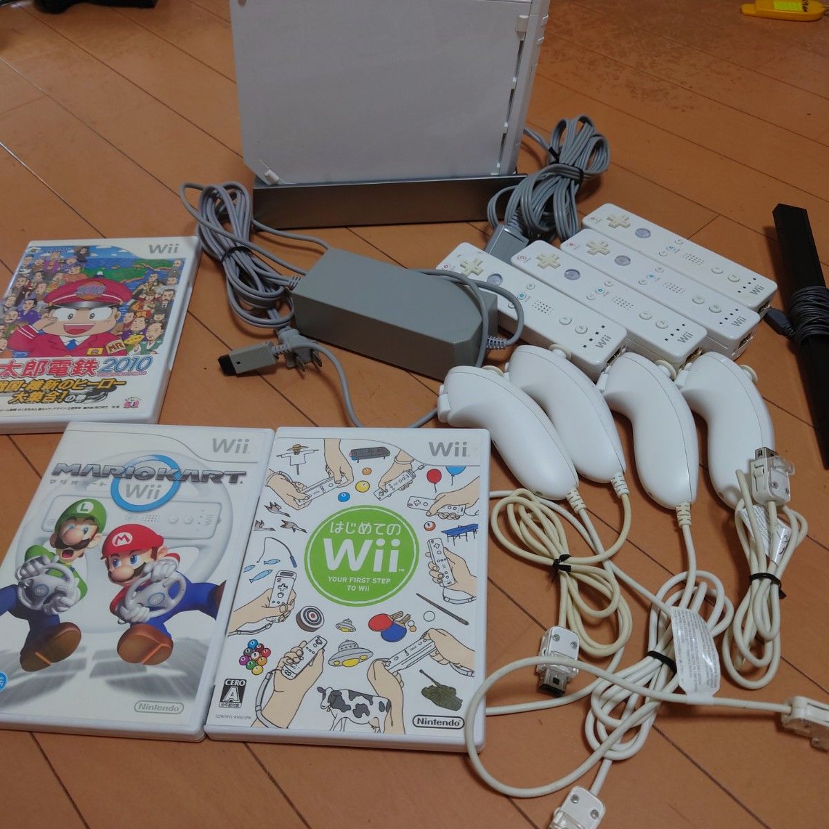 Wii(ウィー) 【中古】本体+ソフト3本(マリオカート／桃太郎電鉄／はじめてのWii)すぐに遊べるセット（ゲーム 安い 中古）