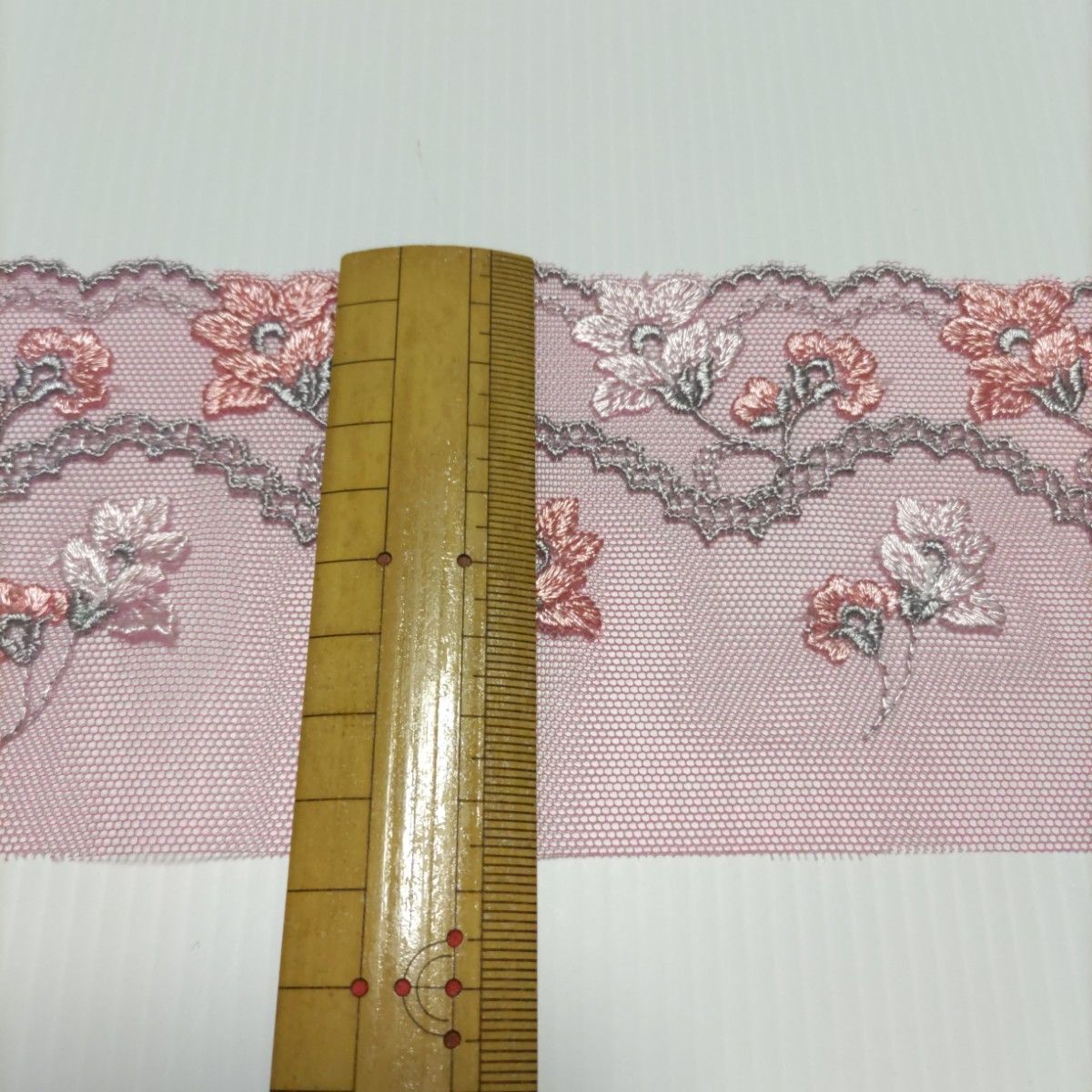 残りわずかＰ-8036 光沢刺繍　可愛いピンク小花模様チュールレース　半襟サイズ