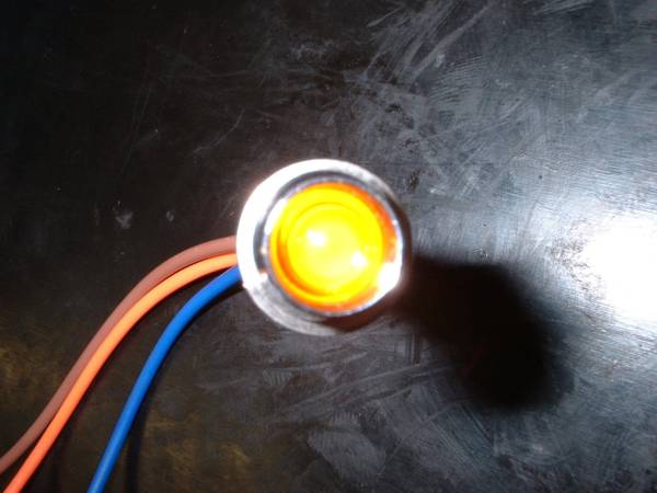 【12V】-【LEDインジケーターランプ】-【オレンジ】-【新品】-【1個】-【高鮮度PCレンズ】-【配線長40cm】-【防水仕様】-【信頼の日本製】_点灯確認画像