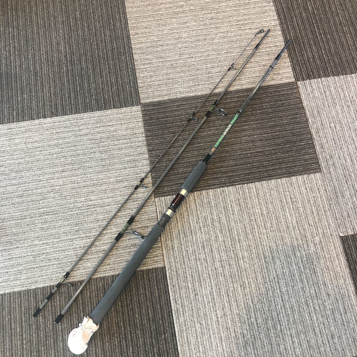 1 SAURUS BORON SHAFT BLACK-FIN 106 SS106BF-4 3本継 竿袋 1 SAURUS BORON SHAFT BLACK-FIN 106 SS106BF-4 3本継 竿袋