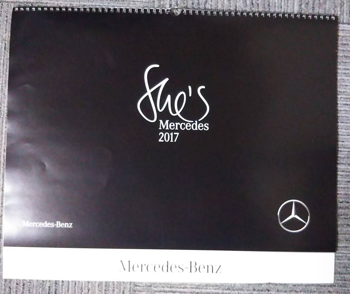 2017年版壁掛け用カレンダー「She’s Mercedes」　ポスター/インテリア　サイズ：52×42.5㎝/リング　12人の女性が撮ったメルセデス車