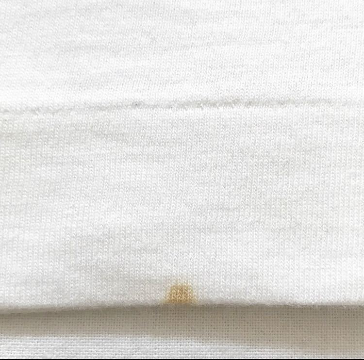 前身頃の裾。中心から少し右に茶色のシミ