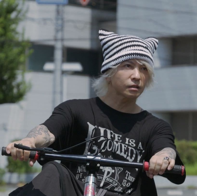 HYDE 最新 着用スタイル ネコ耳ニット帽 ボーダー 白×黒 6or9 HYDE 最新 着用スタイル ネコ耳ニット帽 ボーダー 白×黒 6or9