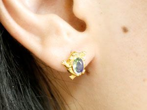 18金ピアス メンズ 片耳ピアス カエル ピアス ペリドット 蛙 スタッドピアス イエローゴールドk18 18k 8月誕生石 ファーストピアス_画像3