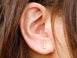 ピアス 18金 キャッチのいらないピアス ダイヤモンド ホワイトゴールドk18 18k シンプル キャッチナッシャー スパイラルピアス_画像2