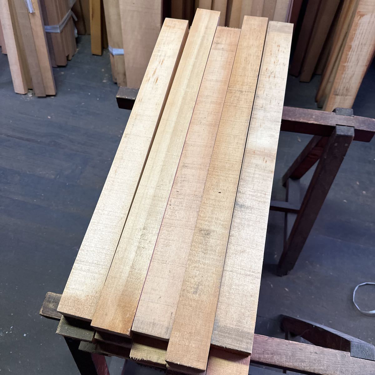 木曽ひのき角材 柾目赤身 70〜85cm×6.0cm程度×3.5cm程度 15本 木曽ひのき角材 柾目赤身 70〜85cm×6.0cm程度×3.5cm程度 15本