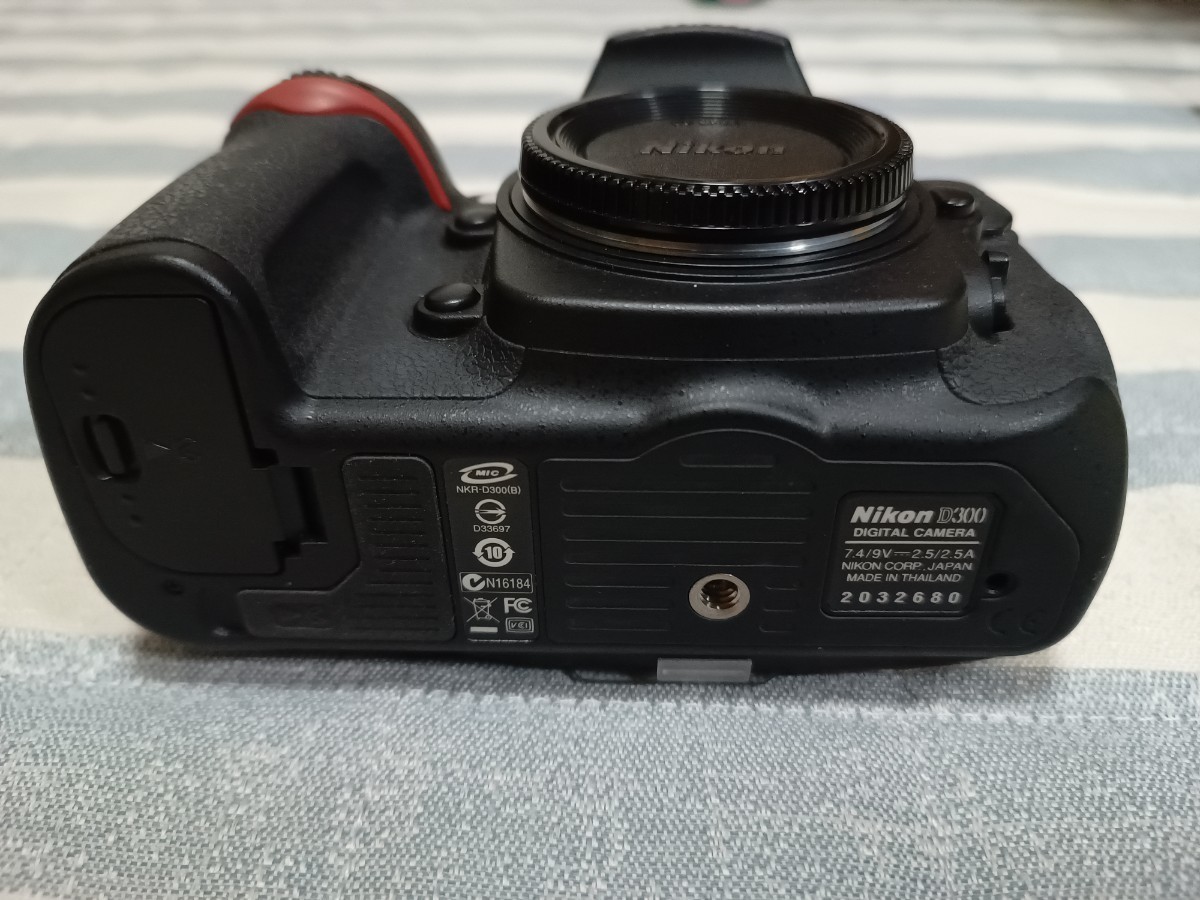 Nikon D300 バッテリー3個付き-