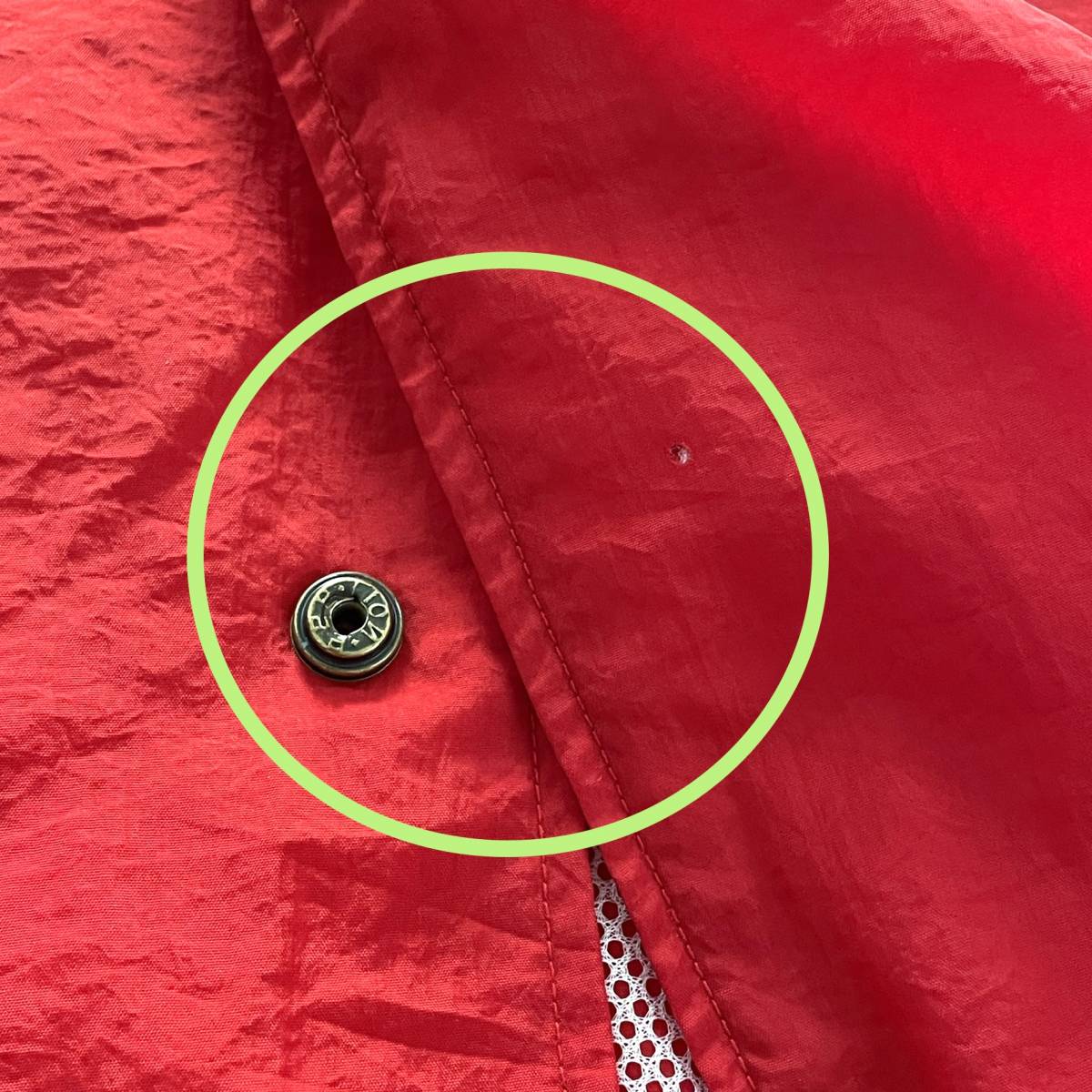 ☆asics アシックス フード付き ナイロンコーチジャケット ウインドブレーカー 刺繍ロゴ VINTAGE レッド 赤 古着【送料一律/同梱可能】D_下から2番目のボタンが欠損しています