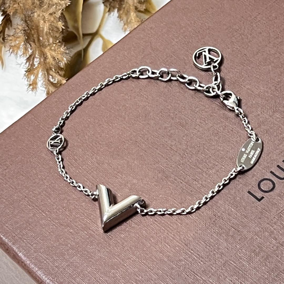 Louis Vuitton Essential v supple bracelet (M63198, M61084, M80138)