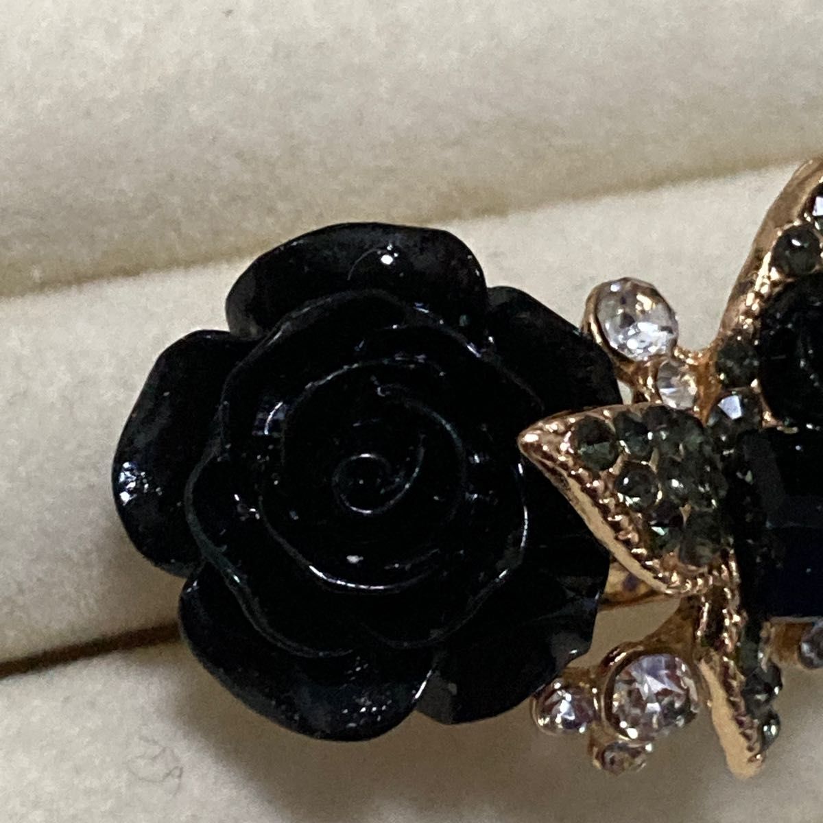 黒い薔薇と蝶々の指輪　ラインストーン　ゴールドカラー　ブラック　ゴシックロリータ　ゴスロリ　16号