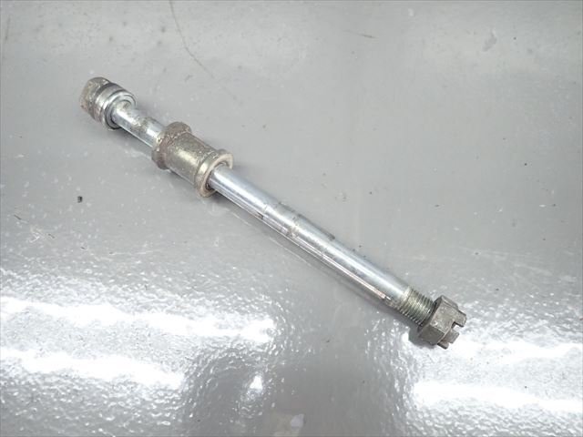 βEI19-2 Kawasaki Z200 KZ200A (S52 year ) out of print! original rear axle shaft bend less!