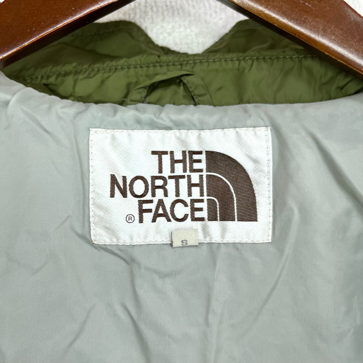 美品人気ノースフェイス コーチジャケット メンズS ロゴ刺繍 グリーン THE NORTH FACE ナイロンジャケット ブルゾン