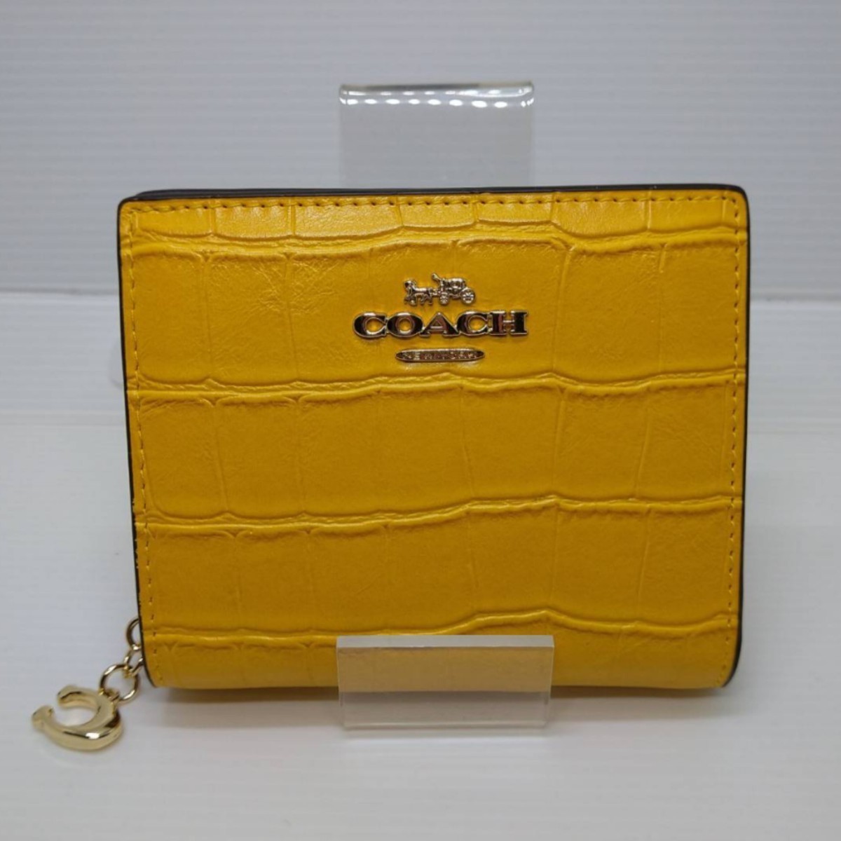 新品未使用 COACHコーチ Cチャーム 折り財布 イエロー 黄色 クロコ型