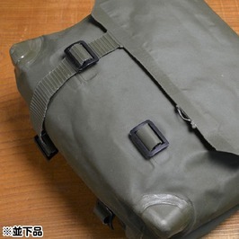 オランダ軍放出品 ショルダーバッグ PVC素材 OD 仕切りあり [ 並下品 ] military 防水 耐水 ラバー ビニールの画像5