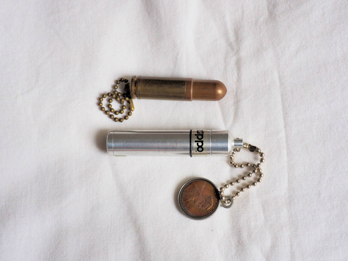 昭和レトロ　弾丸の形をした超小型のオイルライターとZIPPO純正のオイルタンクのセット_画像1