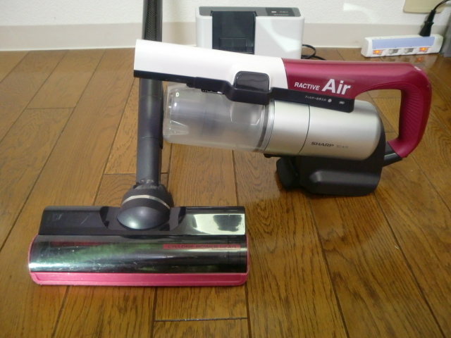*SHARP cordless stick Cyclone vacuum cleaner (RACTIVE Air EC-A1R-P)*